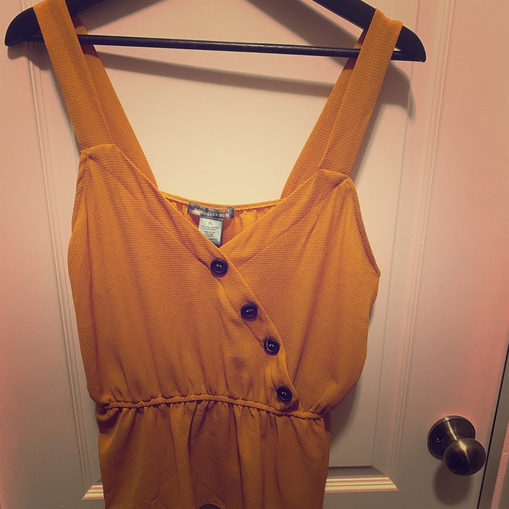 Cute mustard top...